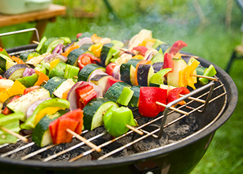 Gemüsespieße grillen
