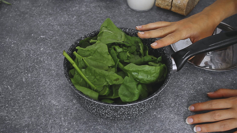 mettere-spinaci-in-un-pentolino
